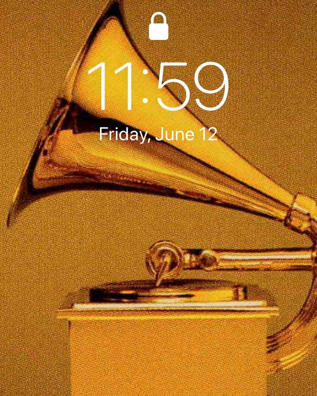 ティナーシェさんのインスタグラム写真 - (ティナーシェInstagram)「STORY TIME: Summer of 2013 I was at my cousins’ house in Iowa when I decided to make this picture of a Grammy my Lock Screen and PROMISED MYSELF I would not change it until I won. I kept that shit on my phone for 7 wholeeeee years. A few months ago I finally decided to let that dream “go” ... awards are dumb anyways and I do not need them to validate me as an artist.(I still stand by this!)  Fast forward to today, I was playing warzone sitting on the couch when I found out a song I wrote and recorded in my house was officially part of a GRAMMY WINNING. album. “They say” that when you let go of wanting something really badly, that’s when it happens. LOOK AT GOD.  Thank you to @kaytranada for being such an innovator as well as such a special, kind, beautiful person. It is truly an honor. ❤️❤️❤️❤️」3月15日 5時38分 - tinashenow