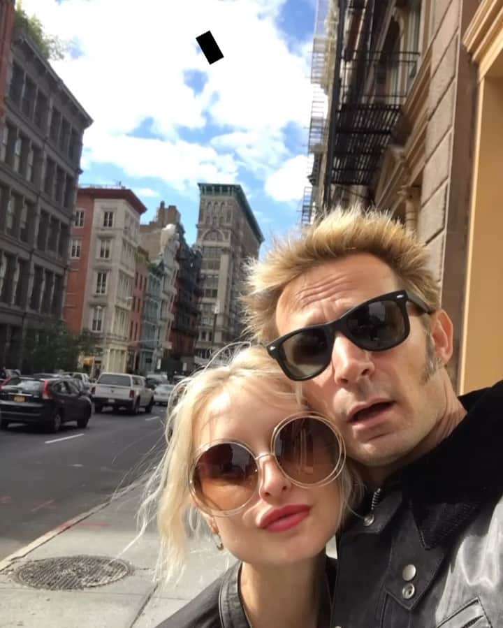 のインスタグラム：「married 12 yrs... together 16+ friends 18+ But hey.... who’s counting! 😍 always @batmansmom」