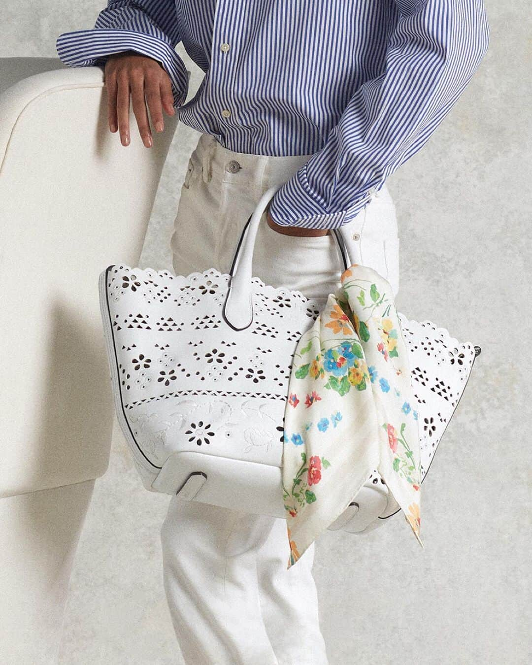 Polo Ralph Laurenさんのインスタグラム写真 - (Polo Ralph LaurenInstagram)「The latest version of our Medium Bellport Tote features a delicate perforated eyelet design as an ode to the season. Crafted with the highest quality of fabrication, #TheBellportBag is designed to last.   Style with a scarf for added color and elegance.  Discover our Accessories Shop via the link in bio.」3月15日 6時56分 - poloralphlauren