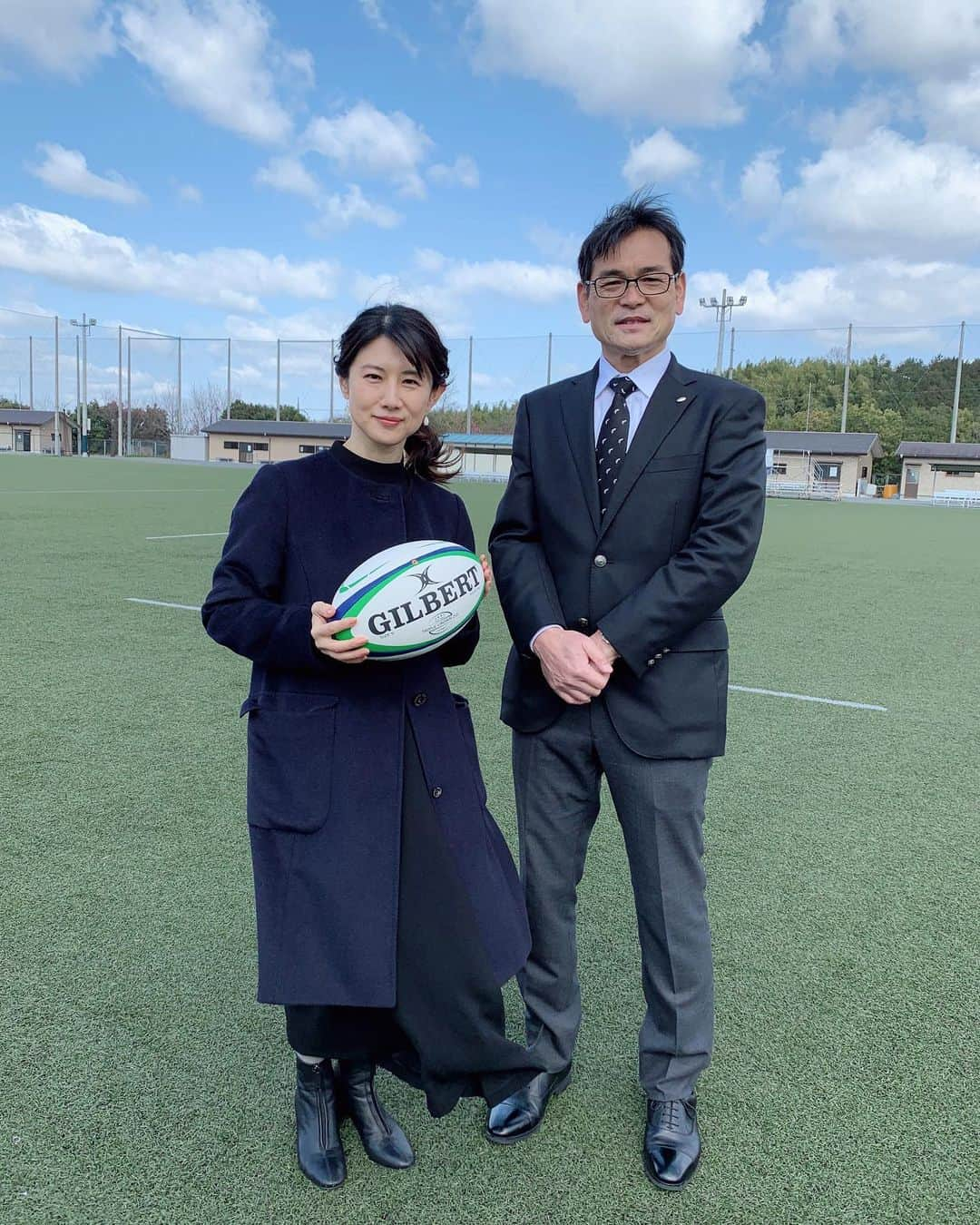 中江有里さんのインスタグラム写真 - (中江有里Instagram)「ラグビーの全国大学選手権大会で優勝した天理大学ラグビー部の小松節夫監督と対談しました。 いつも練習しているグラウンドで撮影。空が広くて、気持ちがいい場所でした。  #中江有里   #小松節夫監督  #天理大学 #ラグビー部」3月15日 7時05分 - yurinbow1226