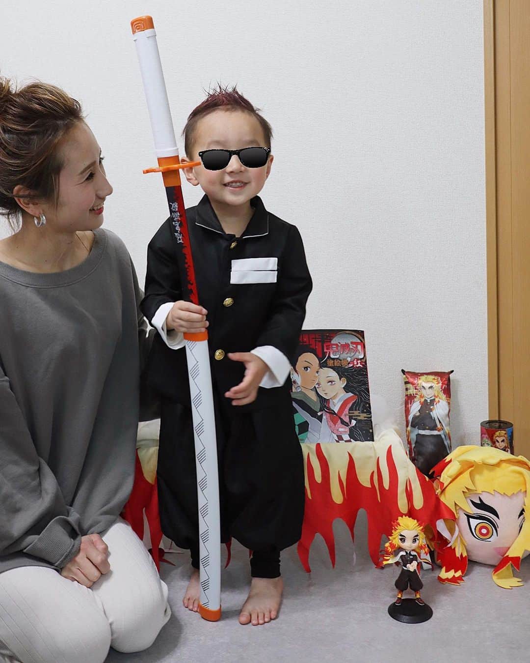 のインスタグラム：「ㅤ　ㅤ ㅤ ㅤ ㅤ 🔥ㅤㅤ ㅤ  楽しみにしていた鬼滅の刃塗り絵が届いたので パパに買ってもらったワックスで煉獄さんと 同じ髪色にして衣装も着て張り切って塗り絵🎨  ㅤㅤ  鬼滅の刃が好きでその中でも 煉獄さんが大好きでお家の中が 鬼滅グッズで溢れています😅(笑) 1年前はトーマスLOVEだったのにどんどん 好きなものも変わっていくな〜💭  ㅤ ㅤㅤ  ㅤ  #鬼滅の刃#鬼滅の刃塗絵#PR#男の子ママ#2歳差育児#男の子兄弟#おうち時間#ママコーデ#ママファッション#竈門炭治郎#煉獄杏寿郎#煉獄さん  ㅤ」