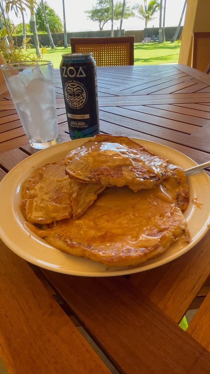 ドウェイン・ジョンソンのインスタグラム：「#DJsInfamousCoconutBananaPancakes  have now turned into DJ’s peanut butter and jelly, coconut banana pancakes...   Ridiculous.  HIGHLY recommended.  Enjoy.   Aloha,   #flavorsinyourmouth  😈 🌊🌴🥞🥥🍌 🥜🍓」
