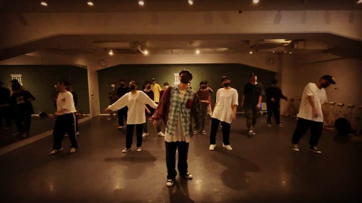 akihicのインスタグラム：「ThrowBack Wednesday ・・・ Leave The Door Open ・・・ @brunomars  @anderson._paak  @silksonic  #music #dance #lesson  #最高過ぎる曲」