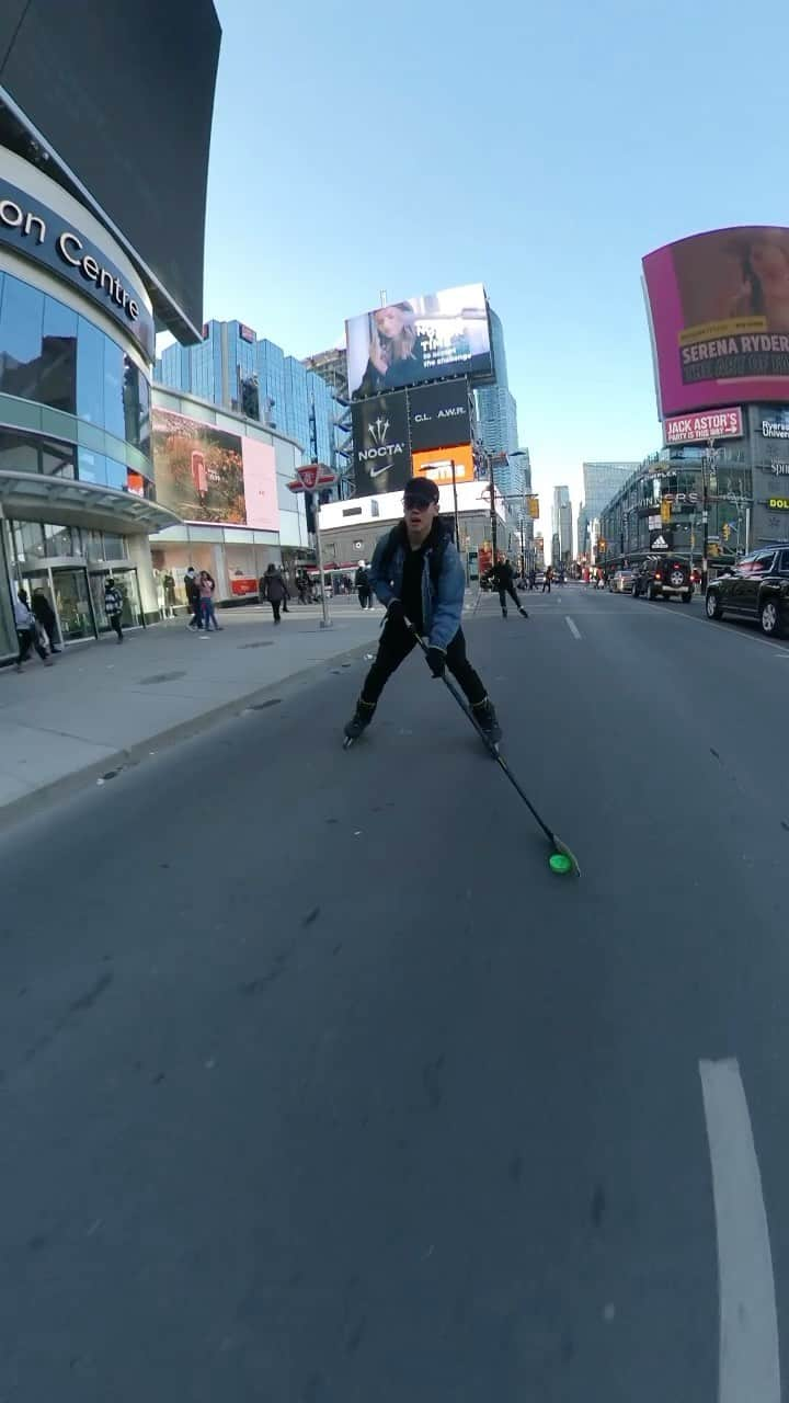 ナム・グエンのインスタグラム：「The cops got mad I lost the puck🙂 | 🎥: @alexeimorita」