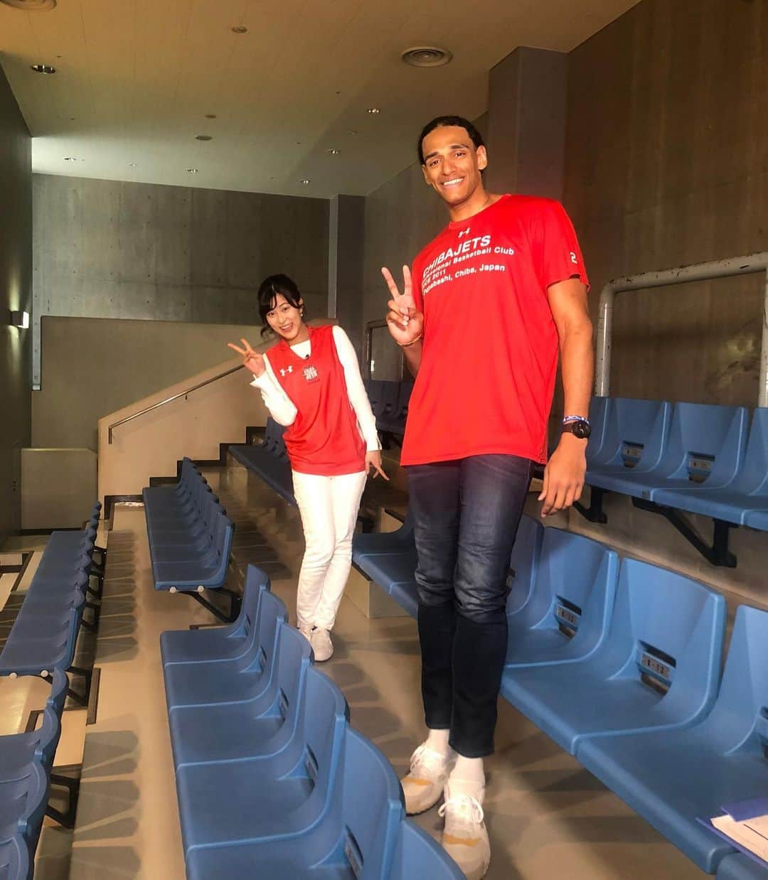 竹内里奈さんのインスタグラム写真 - (竹内里奈Instagram)「🏀明日16日(火)のシャキットでは #セバスチャンサイズ  選手のインタビューです🎤 情熱の国スペインらしい、バスケ、チームへの熱い想いを聞かせてくれました🇪🇸 写真は、インタビュー後、ダンカン選手と冗談？を、 話しているサイズ選手に笑っている様子です（笑） ・ ・ ・ #千葉ジェッツふなばし #千葉ジェッツ #bリーグ #バスケ #basketball #バスケ選手 #ルーキー #バスケ好き #バスケ女子 #スポーツ女子  #ユニフォーム  #インタビュー #チバテレ #シャキット #アナウンサー #フリーアナウンサー #竹内里奈」3月15日 8時42分 - rina.takeuch