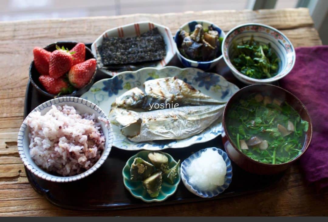 草間淑江さんのインスタグラム写真 - (草間淑江Instagram)「みなさまおはようございます。  ３月1５日朝は、アジの干物、海苔、花ワサビのしょうゆ漬け、ナスとピーマンの味噌炒め、ミョウガのぬか漬け、しめじとクレソンのお味噌汁、いちご。  今朝は和定食。  アジの干物メインにちょこちょこ。  月曜の朝、しっかり食べて今週も頑張ろう！  みなさま素敵な１週間をお過ごしください♡       #朝食#和食#アジの干物#花わさびのしょうゆ漬け #茄子とピーマンのみそ炒め #ご飯がすすむくん #いちご#月曜日#朝はしっかり食べる派 #今朝も感謝して#ご馳走様でした🙏」3月15日 8時46分 - yoshie_kusama