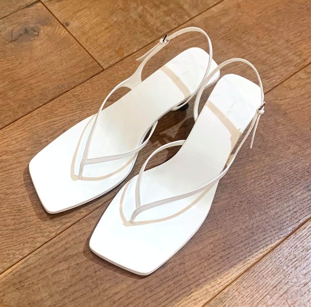 のインスタグラム：「ストラップのあまりの細さに不安になりますが、プレスの方によると見た目以上の安定感とのこと☝️繊細だからこそ、カジュアルになりがちなトングサンダルも洗練された佇まいに。ザ・ロウより。（編集U）  #ザロウ #THEROW #サンダル #SPUR #SPURmagazine #sandal」
