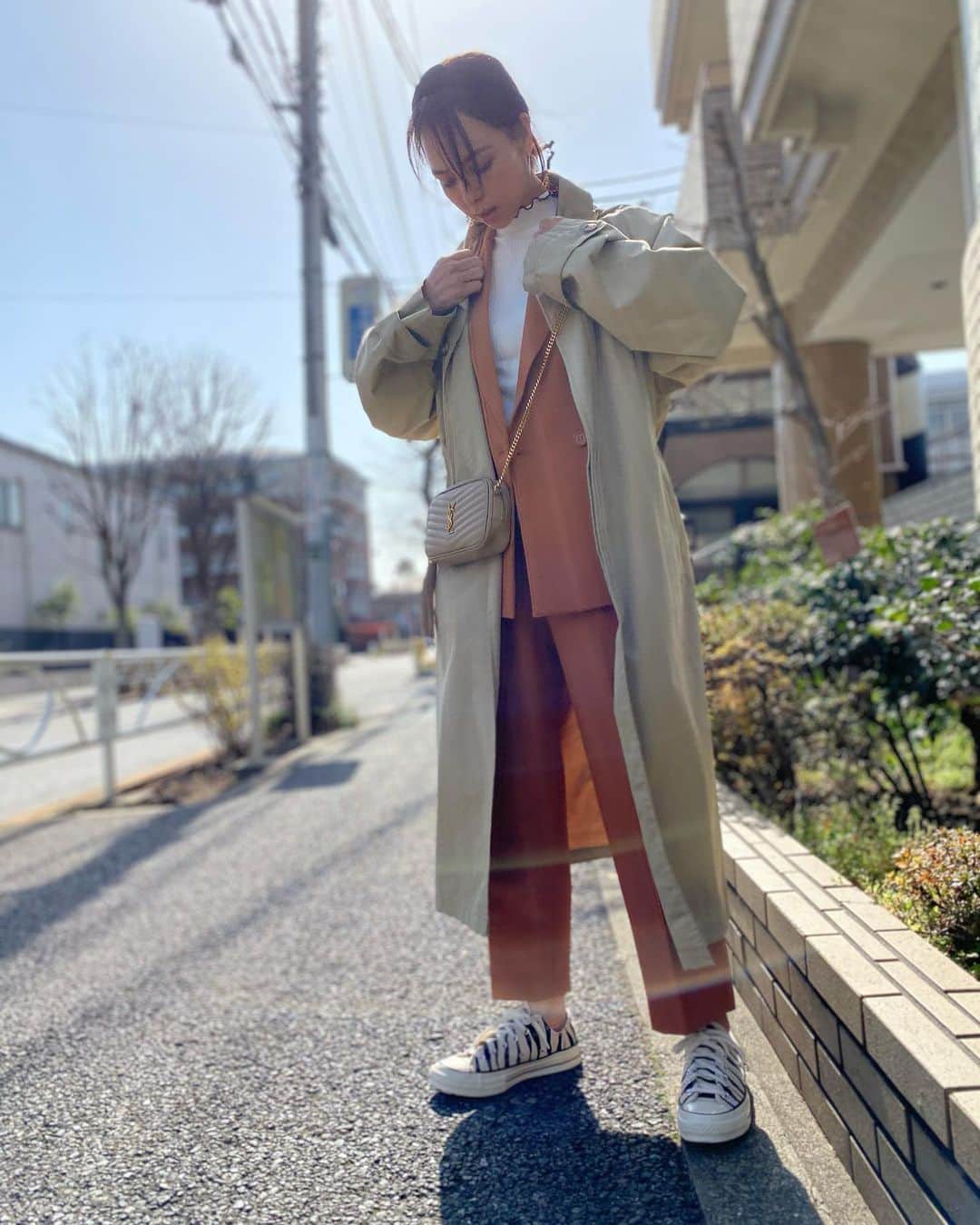 鈴木サチのインスタグラム：「. おはよー✨✨ . 東京はとっても天気がいいです😊✨ . . 昨日はお姉ちゃんと次男坊・あっくんと原宿デート❤️ . . 夕方帰って来ても、、、 お花もクッキーもなーんもなかったよ😭😭笑笑 . . 日にち間違えてるのかな〜？！😂 . . ある日の私服 . キャメルのセットアップは . @clearimpression_official から この春にデビューしたての "INED CLARO" イネドクラロ . インナーは @zara  . . この日は風が強くてセットした髪の毛がボサボサ😂 . . #ママ #ママモデル #モデル #ママファッション #ママコーデ #春コーデ #fashion #inedclaro #イネドクラロ #mama #mamamodel #model」