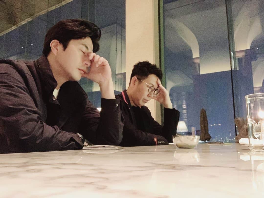キム・ヨンチョルのインスタグラム：「어제 식당 도착하고 #화이트데이 인걸 알게 된 두 남자 #권상우 & 김영철 ㅎㅎㅎㅎㅎ  어찌된거냐면 #일요일 주로 밥을 먹는데 지지난주 상우가 먹자 한걸 내가 약속있다해서 그럼 담주? 해서 루마 시간 안되서 둘 도착!  와우 3/14일 이었어 어제가! 죄다 커플인데 쉐프님 말이 더 웃겼지 “아 둘 비즈니스 얘기 하러 왔구나” 했대요 ㅋㅋ 뭔 비즈니스 ㅋㅋㅋㅋ  또 웃긴건 ㅋㅋㅋ 2월 14일 #valentine 는 이루마 @official.yiruma 권 & 나 세명 점심 ㅋㅋㅋㅋㅋㅋㅋ   #손태영대타 손태영땜방 @sontaeyoung_official 재밌었음 됐지뭐!ㅋㅋㅋㅋㅋㅋㅋ 또 보자!🥂🍾🍣🍻」