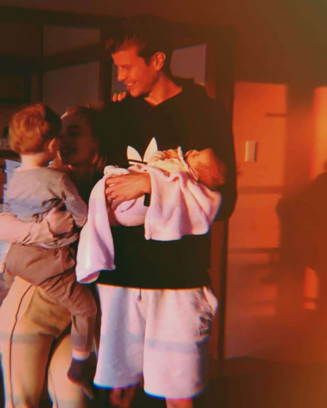 リアノン・ランゲラック（ミッチェル・ランゲラックの妻）のインスタグラム：「🧡 candid 🧡」