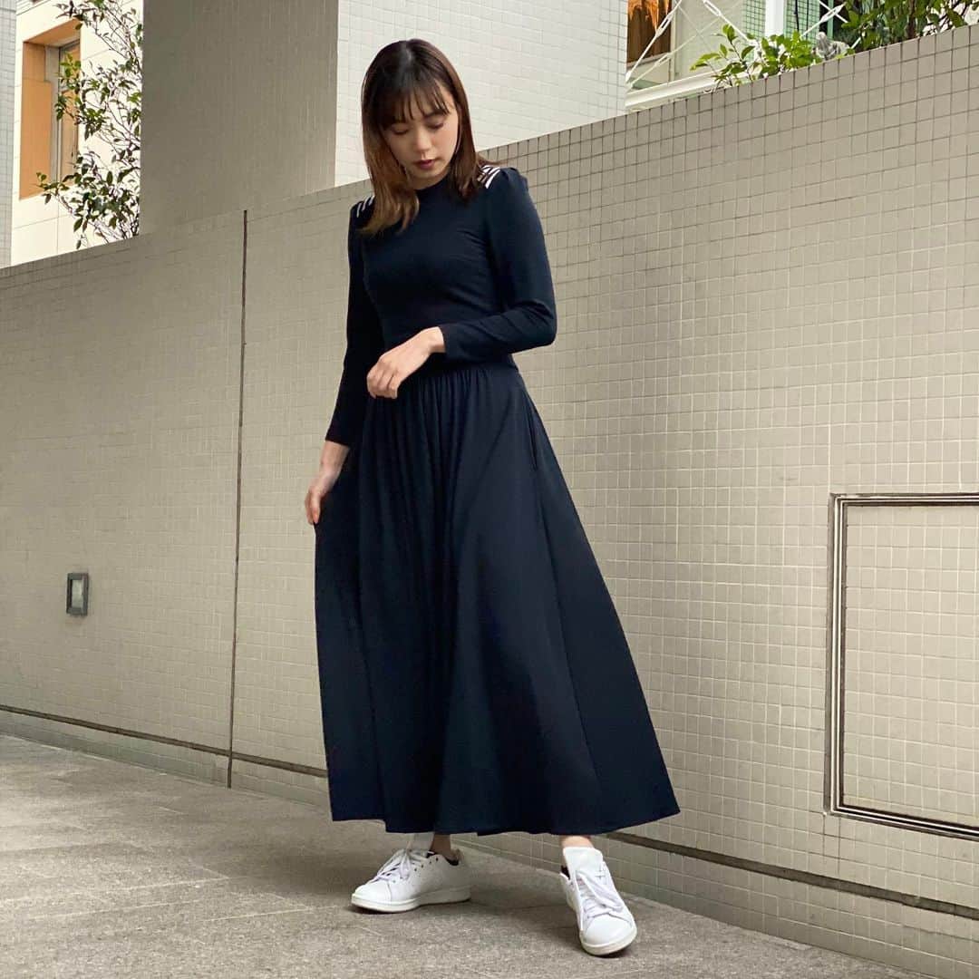 BORDERS at BALCONYのインスタグラム：「今日は日中はポカポカ陽気！⁠⁠ アウターをぬいでしまうほど。東京は桜の開花宣言もでました🌸⁠⁠ ⁠⁠ 上着は要らないけど、半袖はまだ寒い、、、⁠⁠ そんな時にお召いただきやすいDRAPED MAXI DRESSは秋冬に人気のジャージー素材のマキシワンピ✨⁠⁠ ウェストも伸び縮みするゴムでストレスフリーの着心地です！⁠⁠ ⁠⁠ 先週のインスタライブで発表した人気ランキングでも今シーズンの売上上位にランクイン！！⁠⁠ ご用意数あとわずかとなっておりますので、早めにチェックしてみてくださいね👀✨⁠⁠ ⁠⁠ ⁠⁠ DRAPED MAXI DRESS / 47,000yen +tax⁠⁠ BLACK / NAVY⁠⁠  ⁠⁠ Hello everyone :) Spring has come👍👍✨ And It’s really warm and nice weather today in Tokyo!  We don’t need jacket anymore...  but still a bit chilly for short sleeves in this early spring time.🌸  We recommend very comfortable “DRAPED MAXI DRESS” for this chilly spring weather👍  It’s a Jersey material, and waist part is made by flexible rubber material. It’s really cute plus so comfortable🧡  It’s so popular and we only have a few in stock, so please check it out now✨ ⁠⁠ ⁠⁠ #bordersatbalcony #ボーダーズアットバルコニー #ボーダーズ #BORDERS #柴田陽子 #yokoshibata⁠⁠ #新商品発売 #productlaunch #comingsoon#newproductalert #新商品」