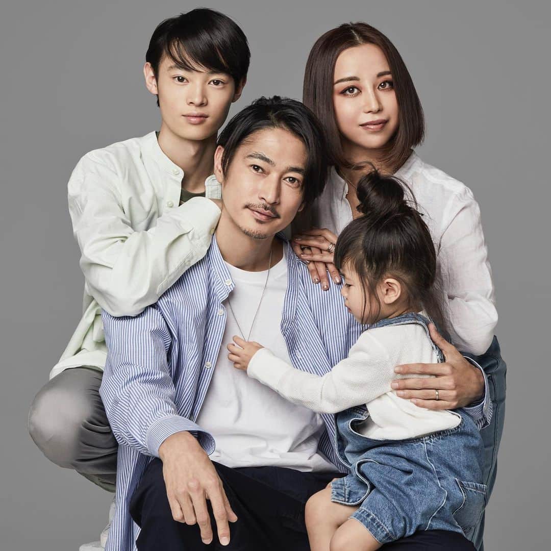 PINKYのインスタグラム：「GAP Spring 2021   “Individuals of style”  家族でGAPの2021年 春のキャンペーン ヴィジュアルのモデルを務めることになりました👨‍👩‍👧‍👦🌸✨   ・・・  #IndividualsOfStyle #Gap #窪塚family」