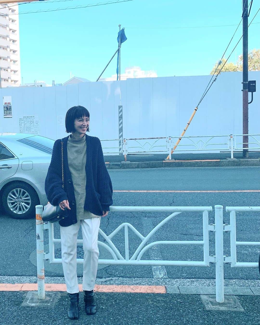 のインスタグラム：「今日の私服。大分あたたかい🌈 春やなぁ。YouTubeの撮影の合間にパシャリ✨ お買い物を沢山して、ニンマリしています。 . . . tops.pants.. @florent___official  knit.. @victim.jp  bag.. @zanchetti_japan  shoes.. @maisonmargiela  #ootd #shirts #pants #boots #margiela #knit #bag #white #spring #shopping #shooting」