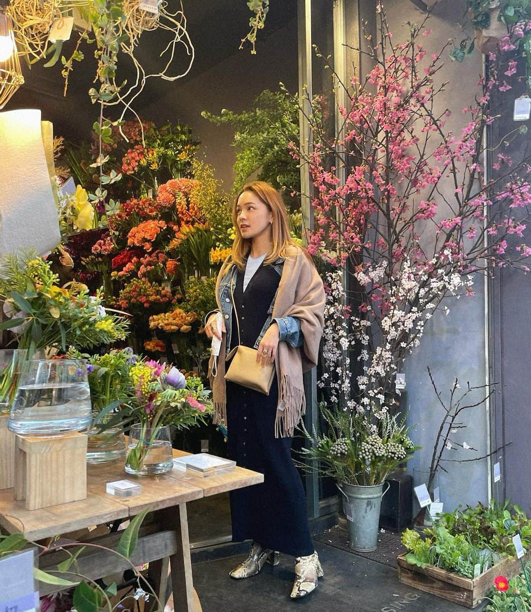 ステファニーのインスタグラム：「💐💗🧡 Happy White Day。 食べたがってた美味しいせとかが当日届き、 翌日は花束を選んでくれました。 いつも、ありがとう。 (お前は免許とれたからそれでいいよって言われたまま、 ちゃんとバレンタインあげてないのにw) #whiteday #thankyou」