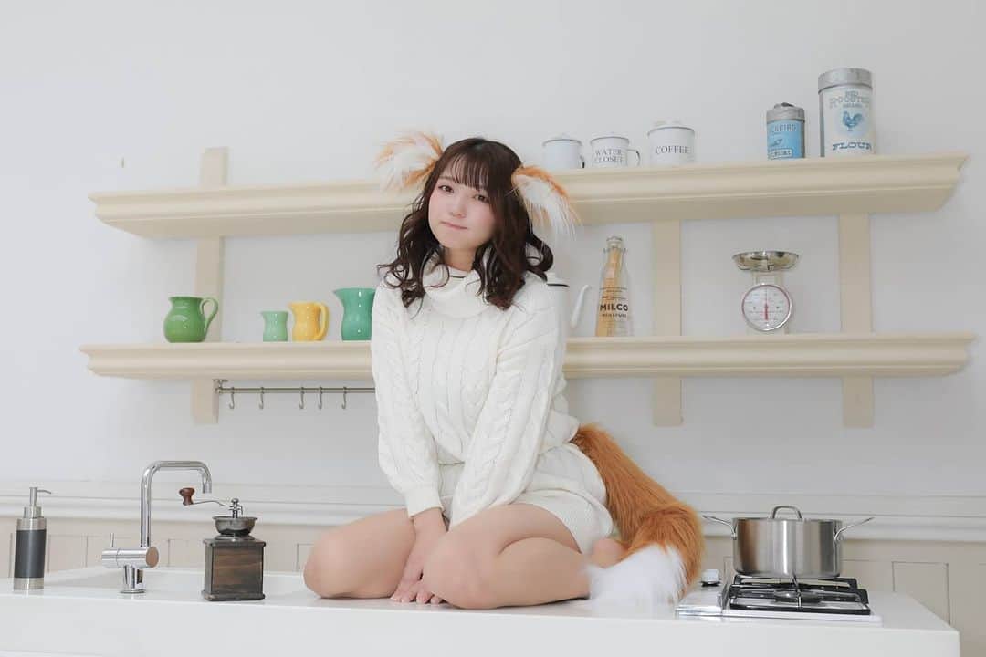 のインスタグラム：「きつねさん🦊 . Photo:かたやきさん . #コスプレ #コスプレイヤー #cosplay #きつね #ニット #japanesegirl #model #knit」