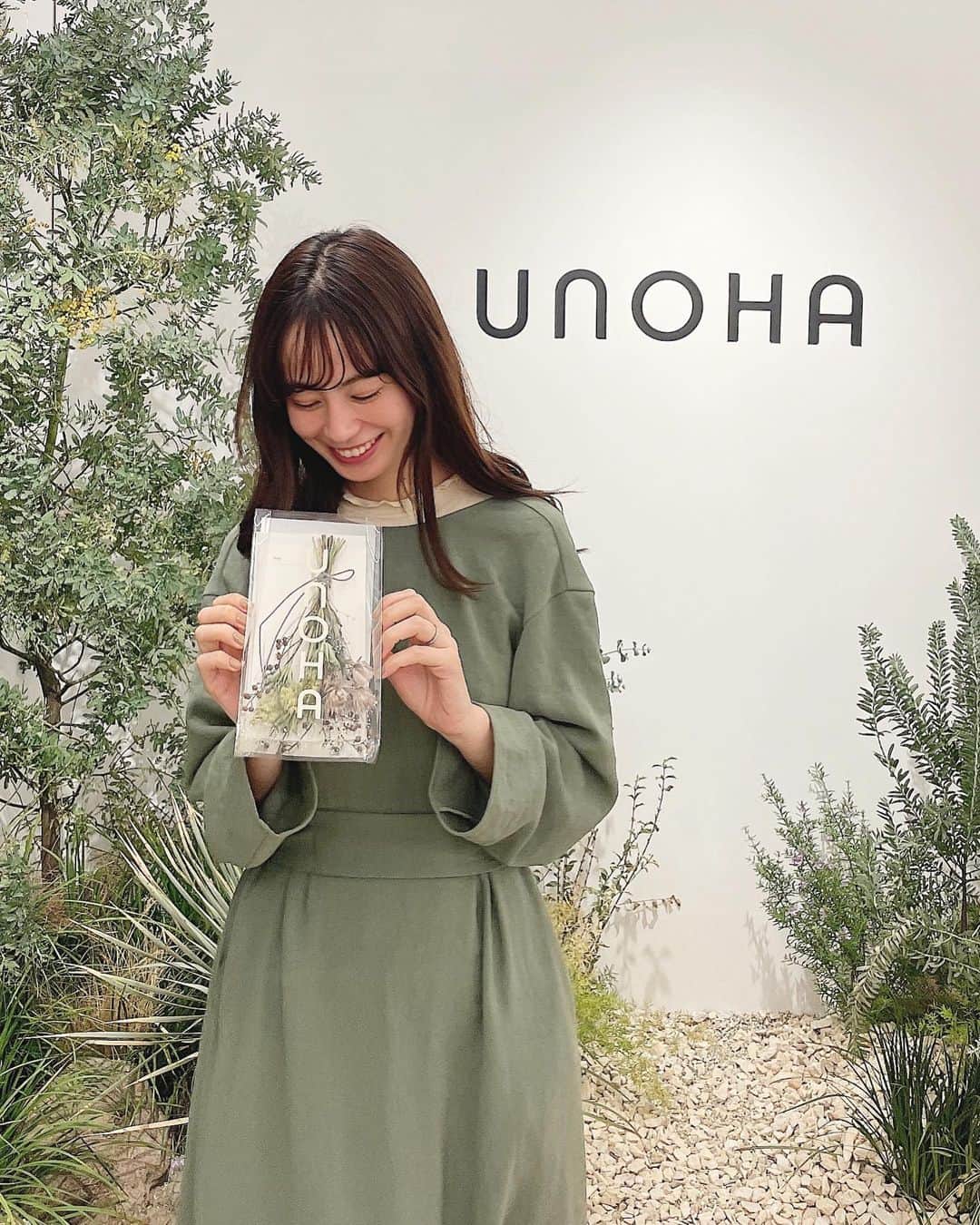 伊藤沙織のインスタグラム：「ハニちゃんと共にUNOHA @unoha_official のポップアップストアで行われたワークショップ、ドライフラワースワッグ作りを体験してきました💐最初に梅を中心としたハーブティーをいただいて香りや味わいを堪能🍵🌿そしてひと息ついたところで以前お店にも行ったことのある @edenworks_ 監修のもと、まずはお花選び🌼みんなそれぞれ選ぶ色合いが違って個性が出ていて素敵でした☺️"花言葉に想いを込めて大切な人にフラワーレターを送ろう"をコンセプトにしていて、「どんなお花が好きかな」「この花言葉を贈りたいな」と、送る人の事を思い浮かべながら作るのもワクワクしました🥰スタッフの方が丁寧に教えてくださったおかげで、スワッグが完成〜💐 UNOHAはasicsのライフスタイルブランドとしてデビュー✨ポップアップストア内にあるサステナブルな素材を採用した機能性ウェアやラウンジウェアたちも可愛くて気になりました❣️  #UNOHA #ドライフラワー #スワッグ作り」