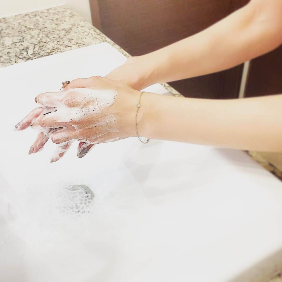 青木愛さんのインスタグラム写真 - (青木愛Instagram)「資生堂Hand in Hand Projectに賛同させていただきました🤍  日々の手洗いや消毒、ケアをしっかりして手を守ることが私たちにできる感染予防のひとつだと思います🤲🏻✨ そしてそれが医療現場への手助けにも繋がります🌈  このプロジェクトは #手守り習慣で手助けを のハッシュタグがついた投稿と、その投稿についたいいね数×10円が医療従事者の方々へ寄付されます💓  会いたい人に会いたい時に会える♡ 行きたい場所へ旅に出る♡ そんな幸せな日常にはやく戻れるように、自分たちにできることを少しずつでもやっていきましょう☺️🤍  #資生堂handinhand #supported #手守り習慣で手助けを」3月15日 19時01分 - aiaoki_official