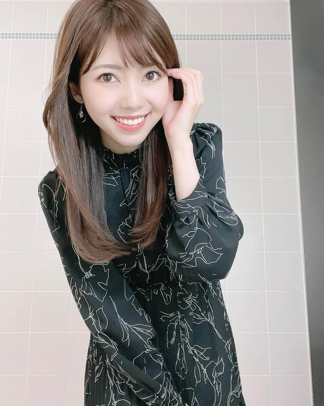 川又智菜美のインスタグラム：「一個前のまっくろくろすけ投稿に続き…﻿ この間の衣装、珍しく黒のワンピースでした👗﻿ ﻿ いつもと違った雰囲気の服で﻿ なんだかソワソワドキドキ💓﻿ どんな髪型がいいかなぁ？と悩み﻿ 久しぶりにストレートにしてもらいました☺️﻿ いかがでしょう〜？😌﻿ ﻿ #日テレNEWS24 ﻿」