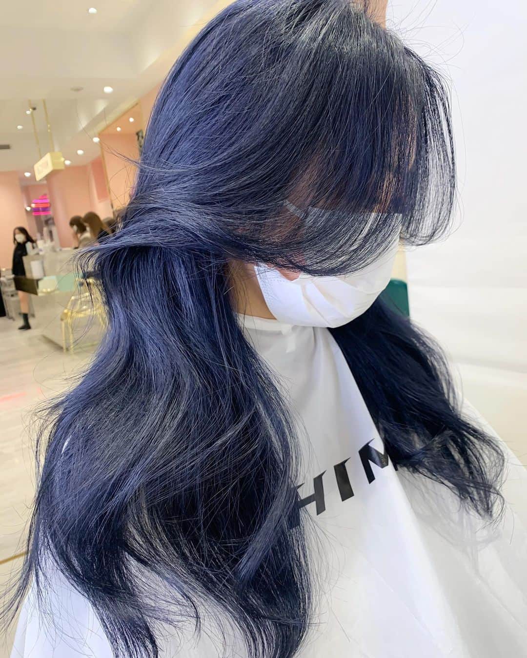 原涼香のインスタグラム：「𝙂𝙡𝙤𝙨𝙨 𝙣𝙖𝙫𝙮 🖤　蓝黑色  1 care bleach 色気のある深いお色味です🦋 ㅤㅤㅤㅤㅤㅤㅤㅤㅤㅤㅤㅤㅤ」