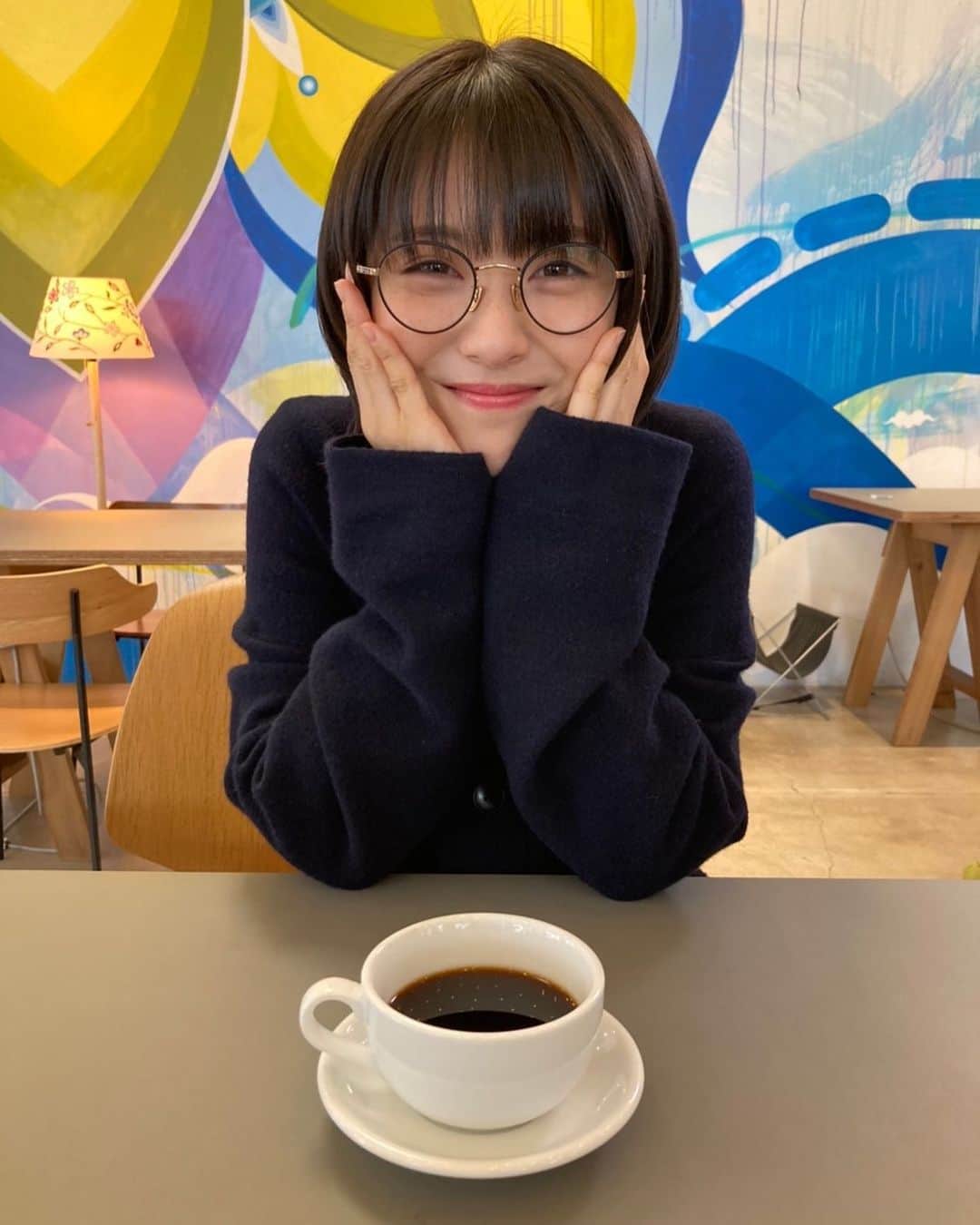 ウチの娘は、彼氏が出来ない‼︎のインスタグラム：「#ウチカレ 最終回まであと2日💓✨ 空ちゃんから「見てね❤️」の顔です☺️  明後日よる10時からお見逃しなく👀  #はなカフェにて #母娘の行きつけカフェ☕️🍰」