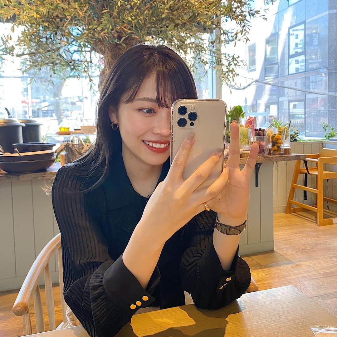 高木由梨奈のインスタグラム：「カメラ向けられるとカメラ向け返しがち🤳笑  ブラウス @zara  見えないけどスカート @milaowen_official   春服全然買えてないからそろそろ大量買いしに行こうかな💭☺️」