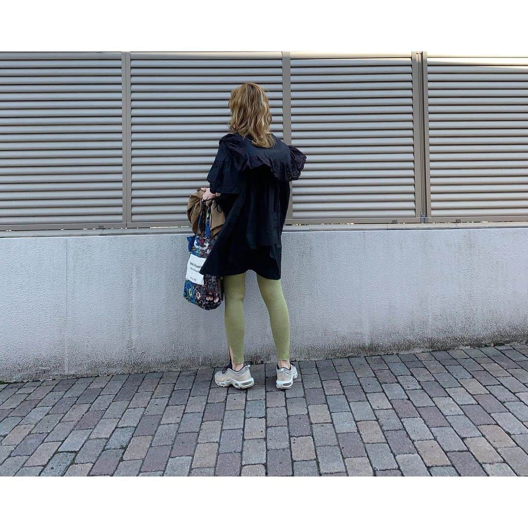 のインスタグラム：「風強い🥑🌀 どの写真もモモンガみたいになって 奇跡の3枚😂😂😂 あったかくて気持ちよかった〜🌸 ・・・ #u__clothes #volito_ #beautifulpeoplejp #journalstandard #airmax97plus」