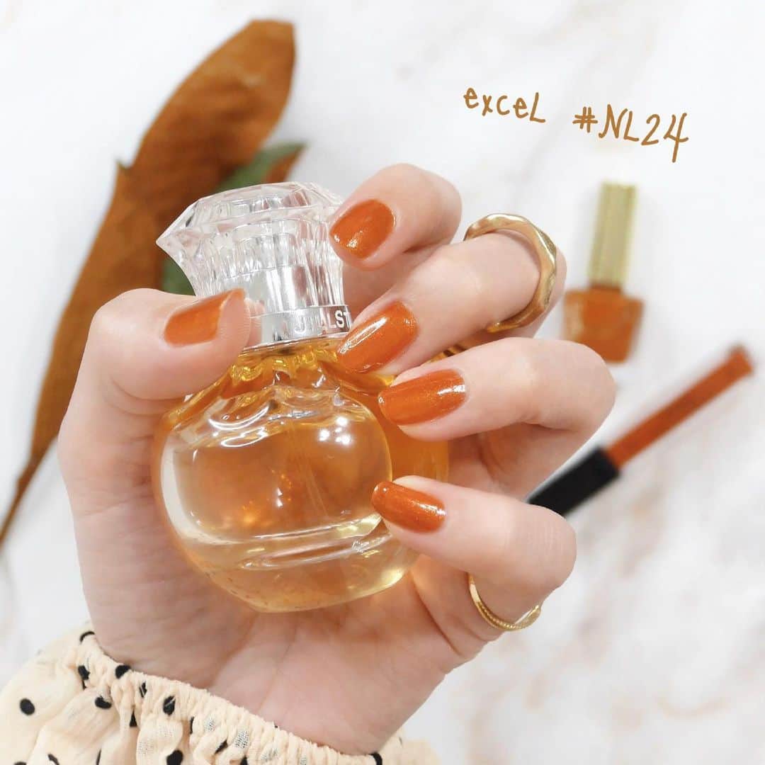 海老原りさのインスタグラム：「💅🏻今週のセルフネイル💅🏻﻿ ﻿ ﻿ ﻿ オレンジカラーのメイクに合わせて…♡︎﻿ ﻿ ﻿ ✔︎exceL ネイルポリッシュ﻿ NL24 ランタンフロート ¥1,100(税込)﻿ ﻿ 灯籠の光を思わせるブライトオレンジ。﻿ ﻿ 鮮やかで明るいキャメルって感じ！﻿ パールがぎっしりで華やかだから﻿ ブラウンカラーだけれど春先にも使える👏🏻✨﻿ ﻿ …甘いキャラメルみたいで美味しそう🤤笑﻿ ﻿ exceLは液が軽くて塗りやすいところも好き◎﻿ ﻿ ﻿ ﻿ ﻿@excelmake  #いつも人差し指の爪が短い #ネイル#セルフネイル#ポリッシュネイル #エクセル#今日のネイル#ランタンフロート#エクセルメイク#エクセルネイル#nail#exceLmake#excelnail」