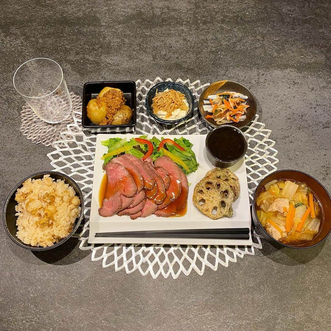 姫野れみさんのインスタグラム写真 - (姫野れみInstagram)「#石毛家の食卓 👨🏿‍🍳 いつも良くして下さるお店の奥様から頂いた 自家製ローストビーフをメインに🍽 低音調理で作られたローストビーフ、 とっても柔らかくて美味しかったです♡  娘のメニューもよくご質問頂くので 今日は一緒に撮ってみました！ 写真には映ってないですが、 お味噌汁の白菜もたっくさん食べてくれました☺️  🥩#自家製ローストビーフ 🐟#ままかりの酢漬け 🥗#イタリアンサラダ 🥔#新じゃがのそぼろ煮 🍄#自家製なめ茸と自家製豆腐の冷奴 🧄#蓮根の磯部焼き 🌊#もずく酢 🍚#帆立の炊き込みご飯 🍲#鶏団子と白菜の味噌汁  ○娘メニュー 帆立の炊き込みご飯 皮なしウインナー つみれ 蓮根の磯部焼き プチトマト 高野豆腐  #サッカー選手のごはん #アスリートフードマイスター #アスリート飯 #料理 #和食 #夕食 #夕飯 #夜ご飯 #晩ごはん #夜ご飯 #夜ごはん #和食ごはん #手作り料理 #手作りごはん #おうちごはん #レシピ #dinner #food #cooking」3月15日 19時13分 - remi___08