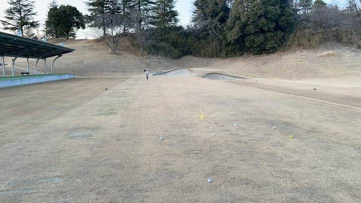 須藤弥勒さんのインスタグラム写真 - (須藤弥勒Instagram)「これは、今日の平面の練習の後の片付けの様子。  昨日のりんたろうくんの来訪もあり、かなり仕上がってきた。  りんたろうさんのスピンショットの投稿反響がとても大きくどのようにリスポンスを出せば良いか迷ったが（多くの人が、どのようにやるのですか…と聞いてこられたが、こればかりは言葉で言っても文面で中々伝えられるものではないが。。。あえていうと、プロの方でもタイプによってできる方とできない方がいて、一言でいうとボールを「打つ」系統の人よりは「運ぶ」人の方がこの技をマスターしやすいと思う。  弥勒の場合、幸運にも、ローカルの試合に出場してをして今更、実績を作る必要がない分、技術の習得に時間とエネルギーを浪費できることは、とてもラッキーであり、感謝するべきで今後はプロゴルファーを目指すのを辞めてyou tuber の伊澤さんも超えるスピンの名手になってほしい（笑）ー冗談であある。  Time for cleaning up all the balls we practiced with....slowly getting in the mode for overseas tournaments. Not ready yet, but slowly and steadily getting there.  #juniorgolf #ジュニアゴルフ #片付け 　 #環境に感謝 #練習 #golf」3月15日 19時16分 - miroku_suto