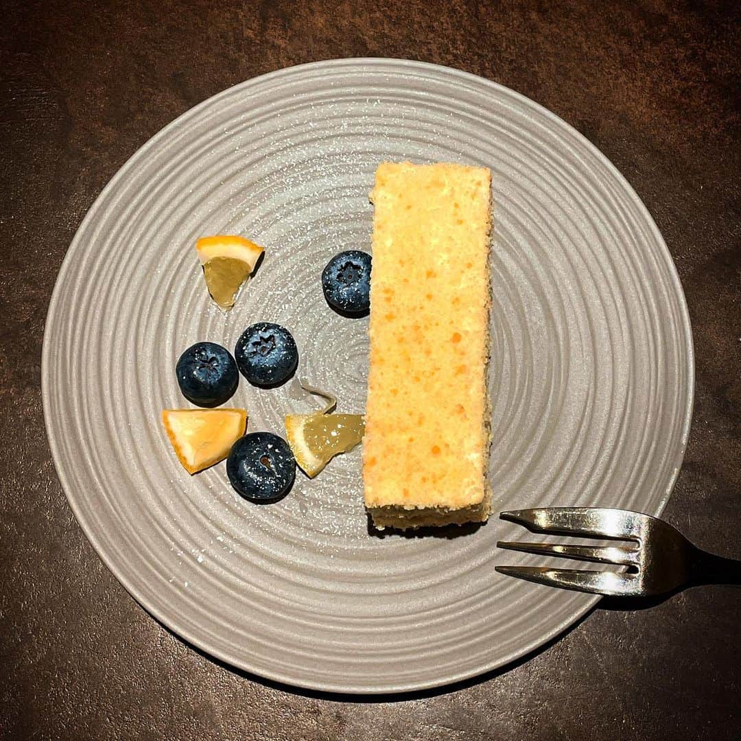 のインスタグラム：「🧀🐯 #大人座  限定のチーズフロマージュ 美味しい。 そして、今のマスターのブーム タイガーちゃんのラテアート🐅」