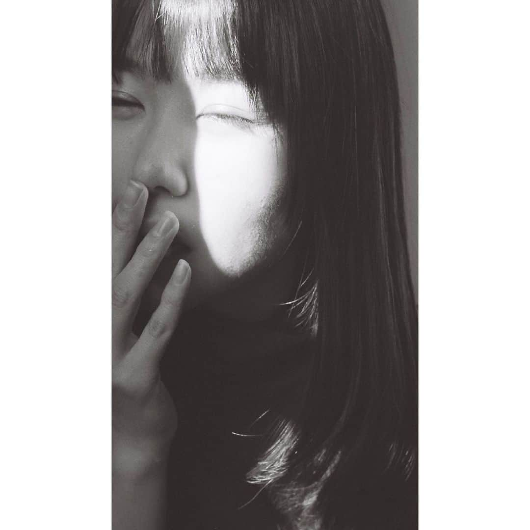 松本美樹のインスタグラム：「しわくゆる/tabusan  白黒に編集したのときいたら白黒フィルムだと教えてくれました。想像してもらえたら嬉しいです。」