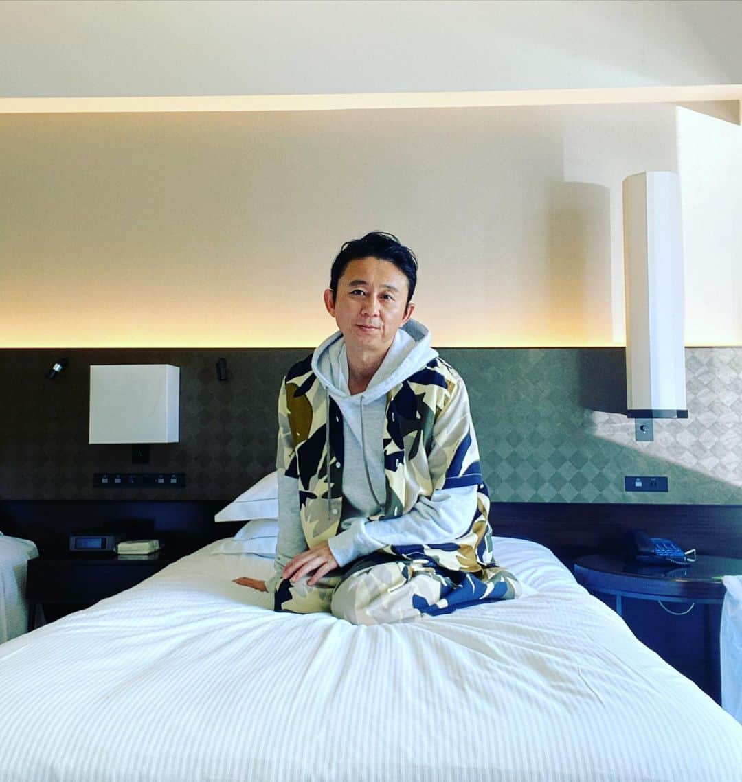 有吉弘行さんのインスタグラム写真 - (有吉弘行Instagram)「おばショット。 ホテルの一室で旦那に内緒で撮影。 篠山先生に撮っていただけるなんて夢のようだわ、今夜は泊まっていこうかしら。。」3月15日 19時16分 - ariyoshihiroiki