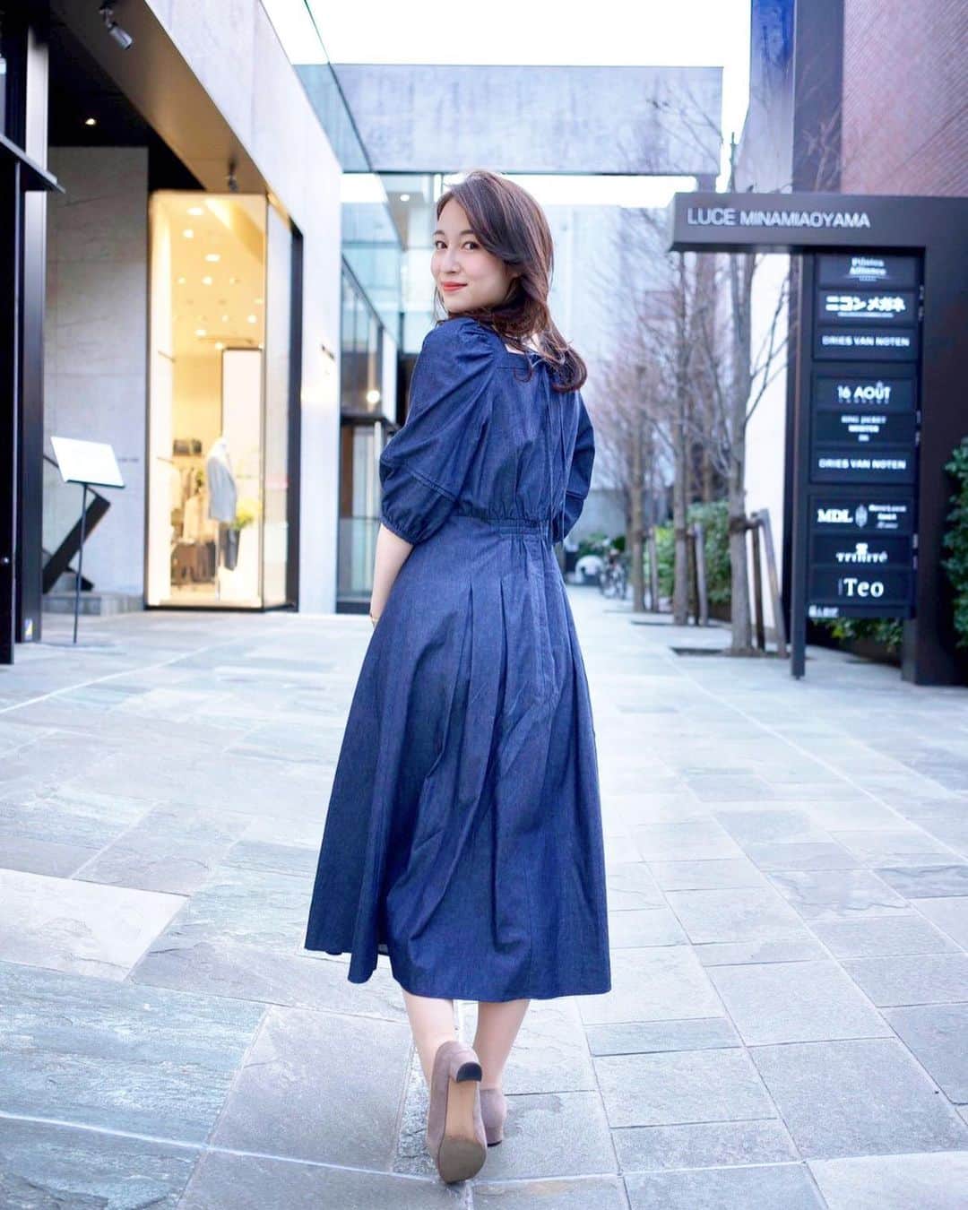のインスタグラム：「*﻿ ﻿前々回の投稿でコメントやDMでいっぱい﻿ 褒めてもらえてとっても嬉しかった @rirandture_official のワンピース👗🤍 ﻿ 着てみたら想像以上にシルエットが綺麗で﻿ 背中にリボンもついてて後ろ姿が特にお気に入り🥿 ﻿ 春夏でいっぱい着れそうなお気に入りのワンピース🌷 ﻿ ﻿ #ワンピース #ワンピースコーデ #デニム風ワンピース #デニム風ワンピ #デニムワンピース #デニムワンピ #ピンタックワンピース #パフワンピース #ネイビーワンピース #春コーデ #春服コーデ #春ワンピース #春ワンピ #春ワンピースコーデ #清楚系コーデ #清楚系女子 #清楚コーデ #綺麗めコーデ #綺麗目コーデ #rirandture #リランドチュール #リランドチュールワンピース #デートコーデ #デート服 #デート服コーデ #デートワンピース #161cmコーデ #160cmコーデ #フェミニンコーデ」