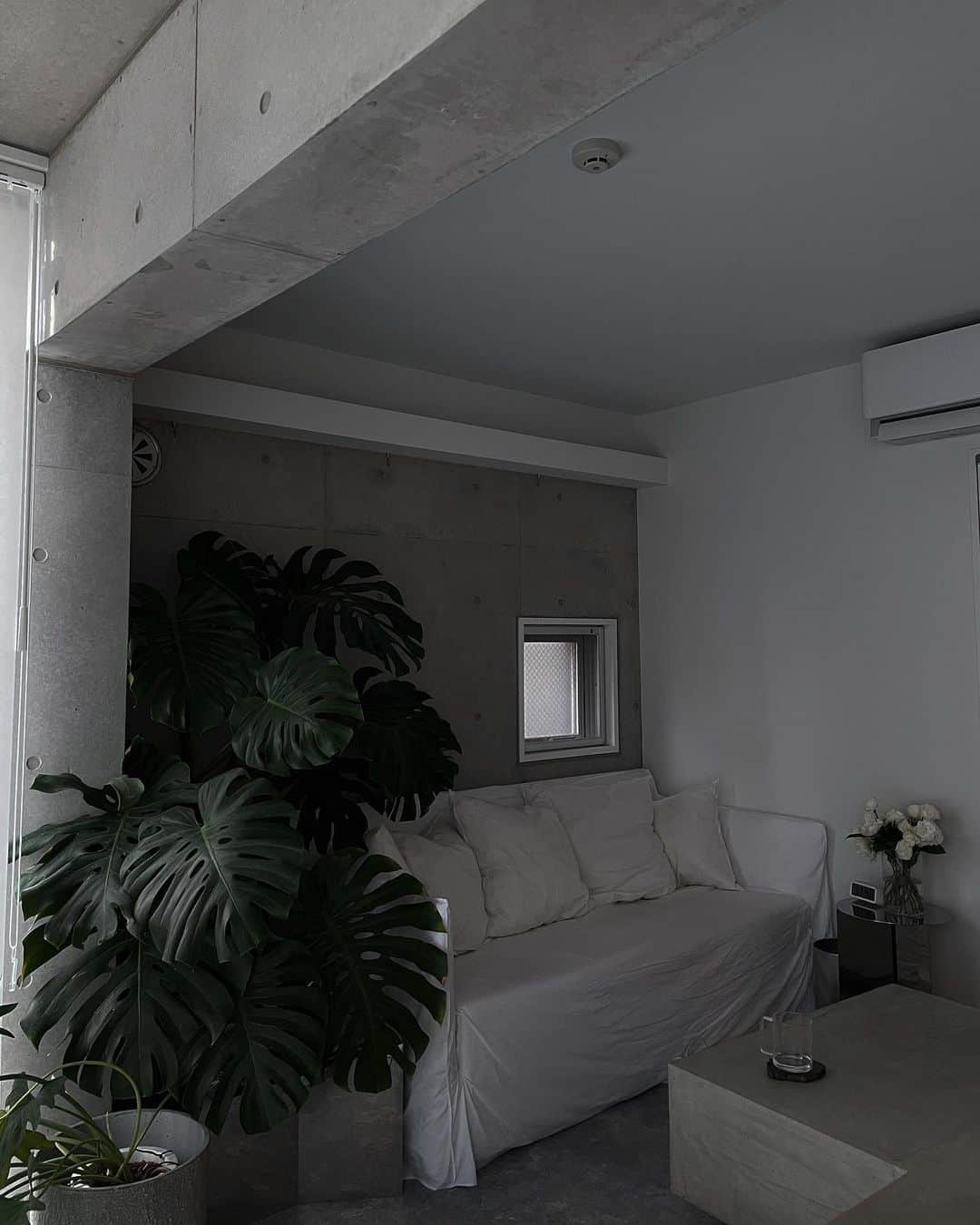 中村くるみのインスタグラム：「My home🌫  1 living room 2 living room 3 bedroom  お家が見たいってメッセージが多かったので載せますね！  花粉やばくてあんまり外出れなくて家にいる時間が長くて、 肌荒れが改善してきて心に余裕が出てきたから 👶🏻寝てる間に久々ちゃんとお掃除できたのでパシャリ🧹 気持ちいい〜ෆ  注文したオットマンまだ届かないかな〜 ちなみにテーブル類は全てオーダーです✌︎ 後はタグつけしてあります  生活感のあるところは写してないだけで、 子育てもあるので１日で散らかります😂  質問あればコメントしてねー＾＾  #myhome #myhouse #myroom #デザイナーズ」