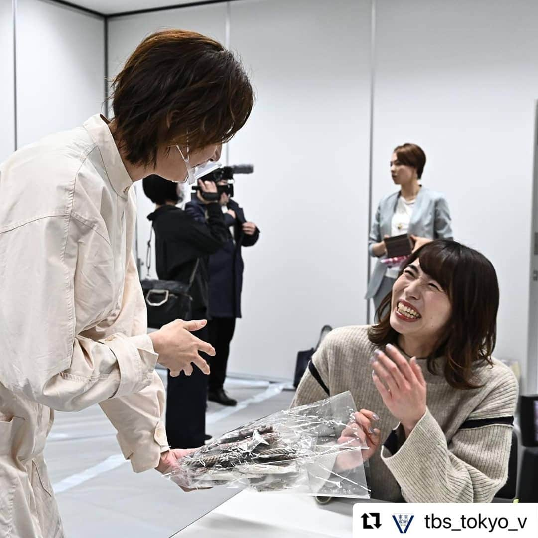 狩野舞子さんのインスタグラム写真 - (狩野舞子Instagram)「・ 今日も勝手にシェアしますのです💁‍♀️ ・ #Repost @tbs_tokyo_v with @make_repost ・・・ . 🌈#東京VICTORY🌈  次回は #女子バレー🏐 ロンドン五輪メダリスト大集結😳  本日は 当時チーム最年少の22歳😊 #新鍋理沙 さんです❤️  Memo📝 🐇先輩方に囲まれ収録当日もちょっぴり緊張気味⁉️😁 🐨最近official Instagram始めました❤️ 🙉当時からレシーブあげまくり  @risa.shinnabe @official_risa.shinnabe @springs_officia1」3月15日 19時45分 - kanochan715