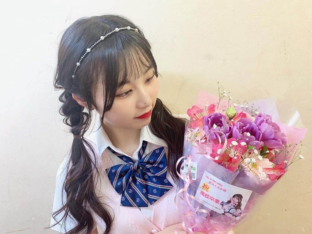 宮丸くるみのインスタグラム：「素敵なお花ありがとうございます、、、🤍💐  ・ ・ ・  #リリバリ #lilyofthevalley #アイドル #idol #花束 #卒業 #jk #18歳 #黒髪 #ヘアアレンジ #巻き髪 #みつあみアレンジ #ゆるふわ巻き #ゆるふわアレンジ #ロングヘア #ぱっつん前髪 #シースルー前髪 #制服 #conomi」