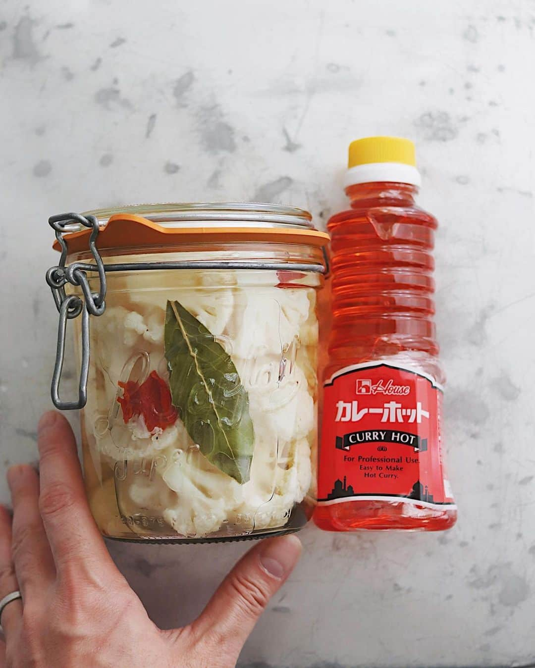 樋口正樹さんのインスタグラム写真 - (樋口正樹Instagram)「cauliflower pickles . 明日の昼に食べるカレーの 付け合わせとして準備した カリフラワーのピクルスと、 右はハウスのカレーホット。 . 初導入となるカレーホット、 北野エースで見つけました。 カレーに辛味を加える油で、 使うのが楽しみなのですが、 ラブパクの辛味足しとして ちょっと期待してもいます🔥 . . . #カリフラワー #カリフラワーピクルス #カレーホット#辛党  #自家製ピクルス #酸っぱめ #北野エース #北野エースで購入﻿ #北野エースで買ったよ #初めて買った#初めて買ってみた #知ってる人は知っている #隠し味 #調味油 #kitanoace #cauliflower #cauliflowerpickles #cauliflower #pickles」3月15日 19時57分 - higuccini