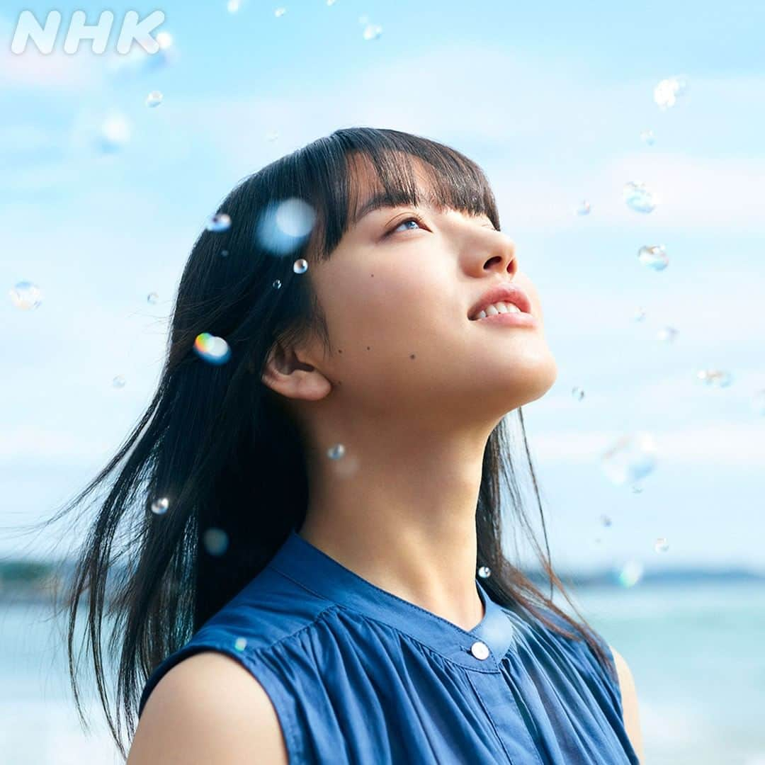 NHK「おかえりモネ」のインスタグラム：「連続テレビ小説「 #おかえりモネ 」公式Instagramがスタート✨ ドラマのオフショットやメイキングなどをたくさん公開していきます。 ぜひチェックしてください！  本日解禁となった「 #おかえりモネ 」のポスタービジュアルをお届けします🏖️  #朝ドラ #清原果耶   🌞 #5月17日放送開始 🌞」