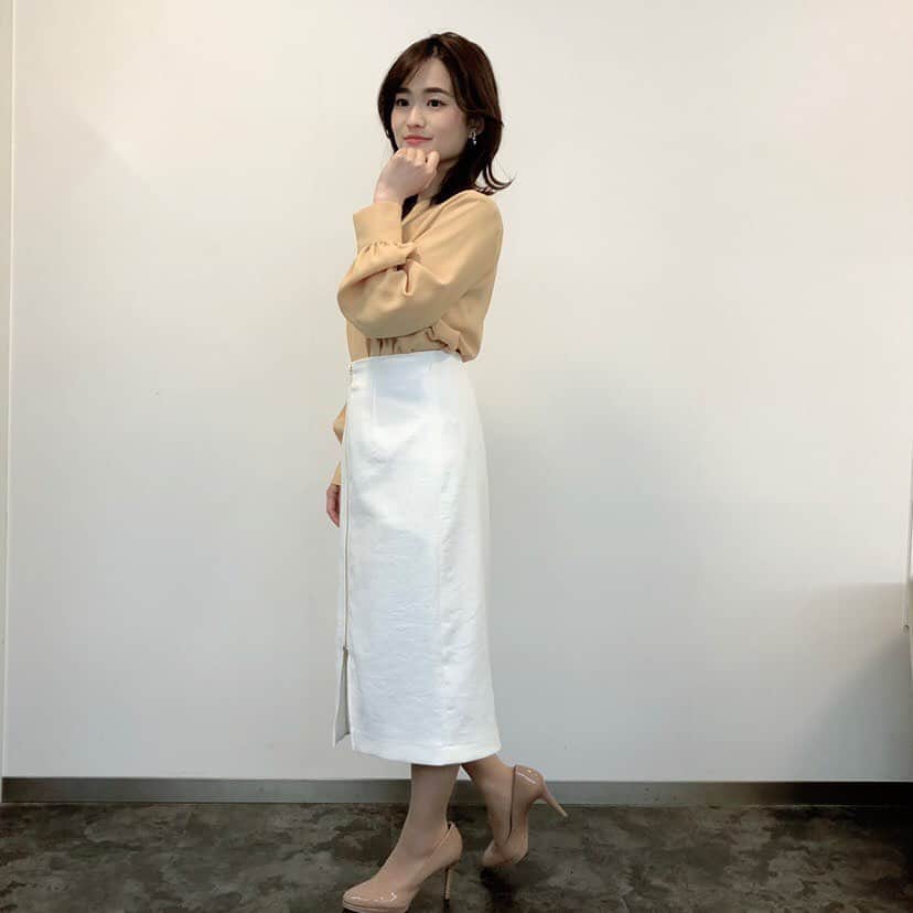 TBS「あさチャン！」のインスタグラム：「Today's しのりな Fashion🌼 ・ スタイリストさんからのポイント💁🏻‍♀️🌿 V開きで襟元に抜け感を出した、 マオカラータイプのブラウスに、 女性らしい着こなしができるミディ丈のタイトスカートを❣️ Iラインを意識したスタイリングがポイントです🤗✨ このスカートは、ファスナーを開けるとフレアにもなり シルエットの変化を楽しめるスカートです👗🎶 ・ トップス→NARACAMICIE スカート→NOLLEY’S Sophi ・ きのう、東京では桜が開花🌸 きょうは20℃近く気温が上がるそうで、 日中はスプリングコートで良さそうですね😆🧥 天気が良いと気持ちがいいです☺️🎶 今週もあさチャン！よろしくお願いします☀️ ・ ・ #tbs #あさチャン #アナウンサー #篠原梨菜 #しのりな #しのりなコーデ」