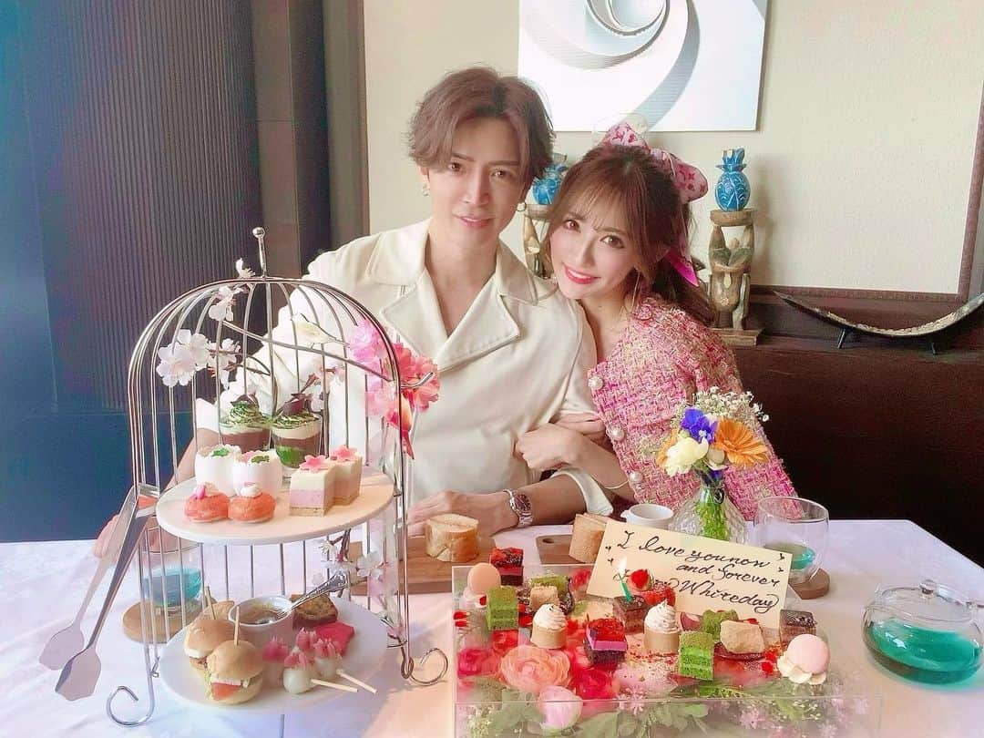 のインスタグラム：「♡ 🤍Whiteday🤍date👫💓 ♡ 娘が幼稚園に行っているあいだゆっくりデート💕💕 ふたりのときは付き合いたてのカップルみたいで、これもすごく必要な時間💓(///ω///) ♡ 昨日は娘と私にホワイトカルボナーラ作ってくれたの🤍👨‍🍳🤍 いつもどんなときも家族をいちばんに考えてくれて大切にしてくれてありがとう💓💗💓💗💓💗 ♡ #ホワイトデー #ホワイトデーデート #フラワープレート #ホワイトデーアフタヌーンティー #whiteday #whitedaydate」