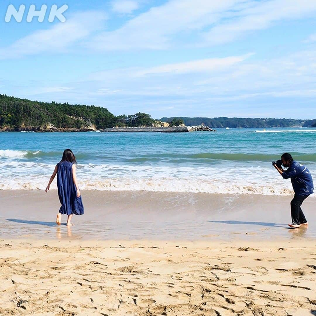 NHK「おかえりモネ」さんのインスタグラム写真 - (NHK「おかえりモネ」Instagram)「ポスタービジュアルの撮影は、ヒロイン・百音が生まれ育った宮城県気仙沼市で行いました。  しばらく雨続きだった気仙沼でしたが、この日は晴天に恵まれました☀  メイキング写真＆ムービーを公開！  #おかえりモネ #朝ドラ #気仙沼   🌞 #5月17日放送開始 🌞」3月15日 11時29分 - nhk_okaerimone