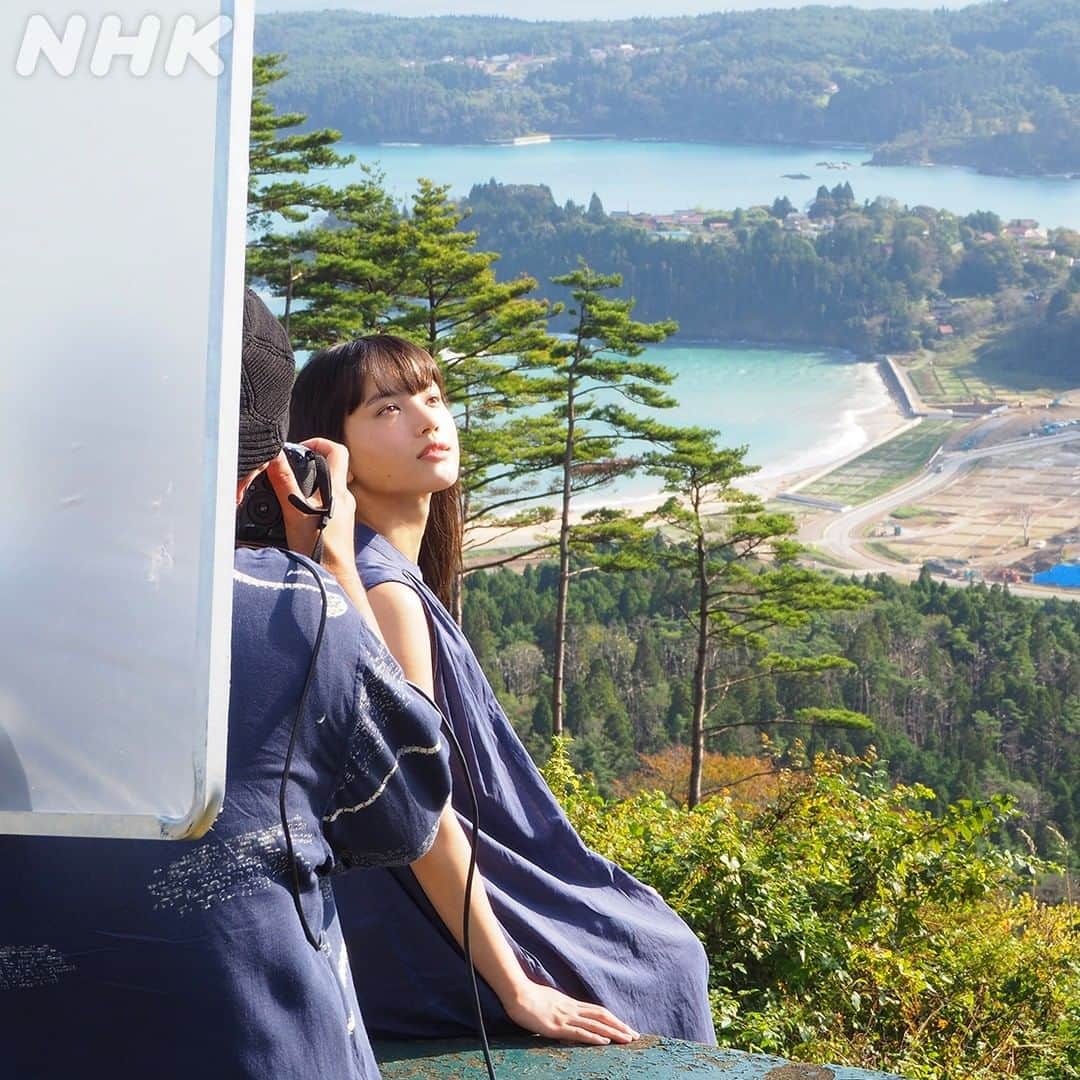 NHK「おかえりモネ」のインスタグラム：「ポスタービジュアルの撮影は、ヒロイン・百音が生まれ育った宮城県気仙沼市で行いました。  しばらく雨続きだった気仙沼でしたが、この日は晴天に恵まれました☀  メイキング写真＆ムービーを公開！  #おかえりモネ #朝ドラ #気仙沼   🌞 #5月17日放送開始 🌞」