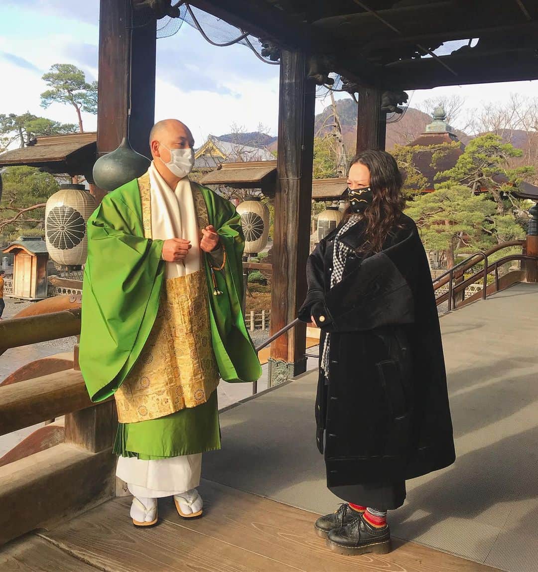 小林尊のインスタグラム：「ワイルドな黒の僧侶😂とジェントルな緑の僧侶 at 善光寺 Green gentle monk & black wild monk wearing masks」