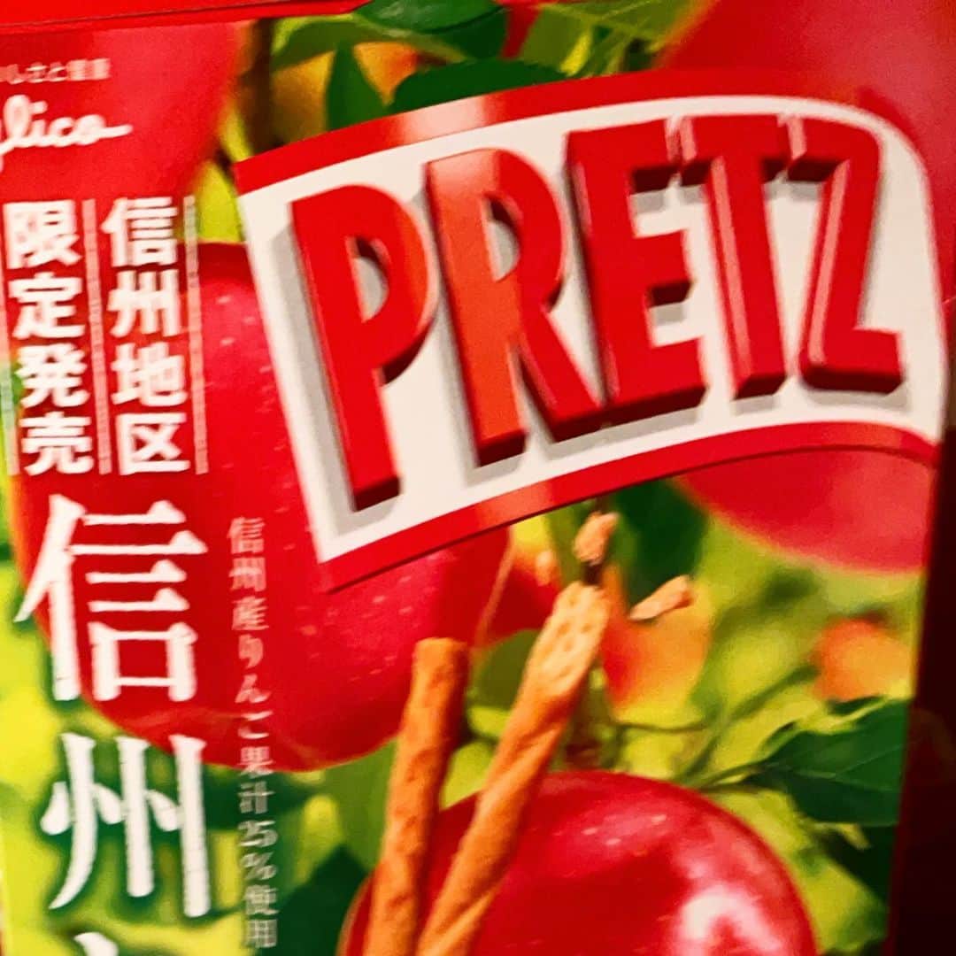 石丸幹二さんのインスタグラム写真 - (石丸幹二Instagram)「松本で買った　#プリッツ これ、ハマります。信州限定　りんご果汁25%使用された長ーいタイプ（拡大したらピン甘になってました、ご容赦願います。） ご当地限定　ついつい探してしまいます。#石丸幹二」3月15日 12時02分 - team_kanji_ishimaru