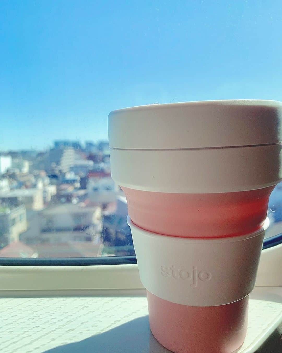 堀江聖夏さんのインスタグラム写真 - (堀江聖夏Instagram)「✿ 𝕤𝕥𝕠𝕛𝕠﻿ .﻿ .﻿ 新しく仲間入りした #STOJO のマイカップ 🐻☕️﻿ .﻿ .﻿ 色も形も可愛くて、実は2枚目の画像﻿ のように、パタンと折り畳めて﻿ 持ち運びすることも便利な優れもの～🧺♡﻿ .﻿ .﻿ 実は、こうしてマイカップを﻿ 持っていくとスタバでは、﻿ 割引になったりするんです☻ ﻿ ﻿ 毎年約5000億個の、一度限りの﻿ 使い捨てカップが、焼却処分または﻿ 埋立られています。そしてなんと、、﻿ 使い捨てカップのほとんどが﻿ リサイクルされていないのです🥲﻿ ﻿ 私も知らなかったのですが、﻿ こうして、マイカップを持っておくと﻿ 可愛いし、環境🌎にも優しいし、﻿ 割引にもなっちゃうので、もしよかったら﻿ みなさんも試してみてください♡﻿ ﻿ 暑いコーヒーも大丈夫だぞ！﻿ ﻿ #サスティナブル﻿ #エコカップ﻿ .﻿ .」3月15日 12時02分 - mina_horie