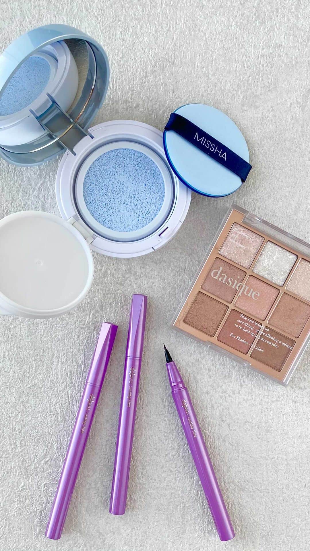 のインスタグラム：「PLAZAに待望の春コスメ満開🌷「SPRING COSMETICS HAVE COME」プロモーション開催中💓  これからのシーズンに必見のラインアップの中から、PLAZAのコスメバイヤーがおすすめアイテムをご紹介します😍🙌  PLAZA・MINiPLA先行販売の注目アイテムや人気のアイシャドウまで、実際に使用しながら特徴をご案内💓 ぜひチェックしてくださいね🌈💄  【PLAZA・MINiPLA先行販売】 ミシャ M クッションベース ブルー ¥1,650(税込)  【PLAZA・MINiPLA先行販売】 デジャヴュ ラスティンファイン ショート筆リキッド 各¥1,430(税込)  デイジーク シャドウパレット 各¥4,180(税込)  🔽PLAZA ONLINE STORE https://bit.ly/30KKygV  #cosmetics #コスメ #makeup #メイク #春コスメ #春コスメ2021  #ミシャ #クッションベース #デジャヴュ #アイライナー #デイジーク #アイシャドウ #PLAZA #プラザ #MINiPLA #ミニプラ @plazastyle」