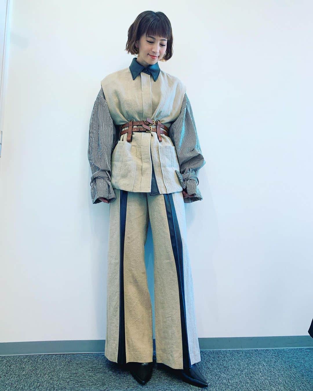 のインスタグラム：「昨日の衣装✨ 大人っぽくでかっこよい衣装でした！  ベスト、パンツ @studious_official ブラウス @aoiwanaka.official  ピアス @harucca.co リング @__ripsalis__  今日は絶賛YouTubeの撮影中です。また暇な時にゆるりと見てくださいなぁ🤍 . . . #ootd #clothes #setup #beige #spring」