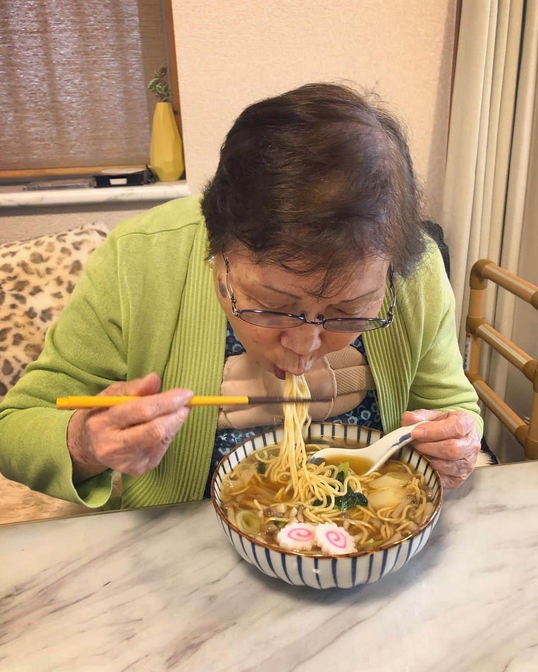 Soweluのインスタグラム：「先日のこと  野菜&きのこたっぷりの ラーメンを作ってみました🍜  ラーメンはおばあちゃんの大好物 だからめっちゃ喜んで食べてくれたよ☺️  美味しい〜と言ってもらえるとやっぱり嬉しいもんですね🍥🧡  I made a RAMEN for obachan!!!! RAMEN with lot of vegetables&mushroom🥬🍄 She really Liked it✨ ・ ・ ・ #grandma #89yearsold  #herfavorite  #ramen #japanesestyle  #🍜」