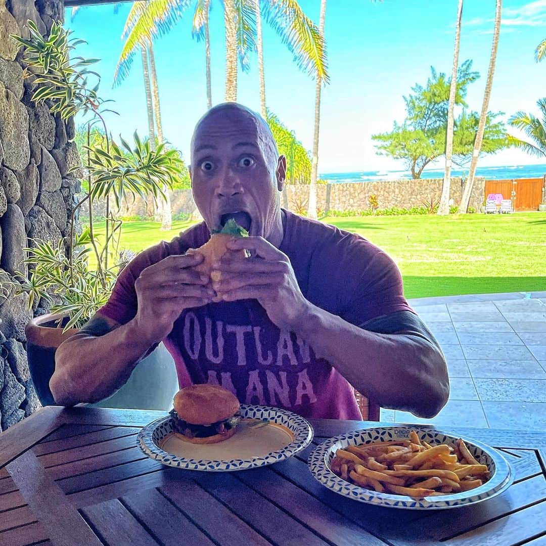 ドウェイン・ジョンソンのインスタグラム：「Two “Big Daddy’s” loaded with the works and double fries  🌊🏝🍔🍔🍟🍟   Maaan I cherish these quiet, fun moments with my fam that come far and few in between.   Do your cheat meals up right, my friends - you earned em.   Ono grindz, good company, good mana.   Still paper plate’n it, 4 life!  #oldhabits 😉」