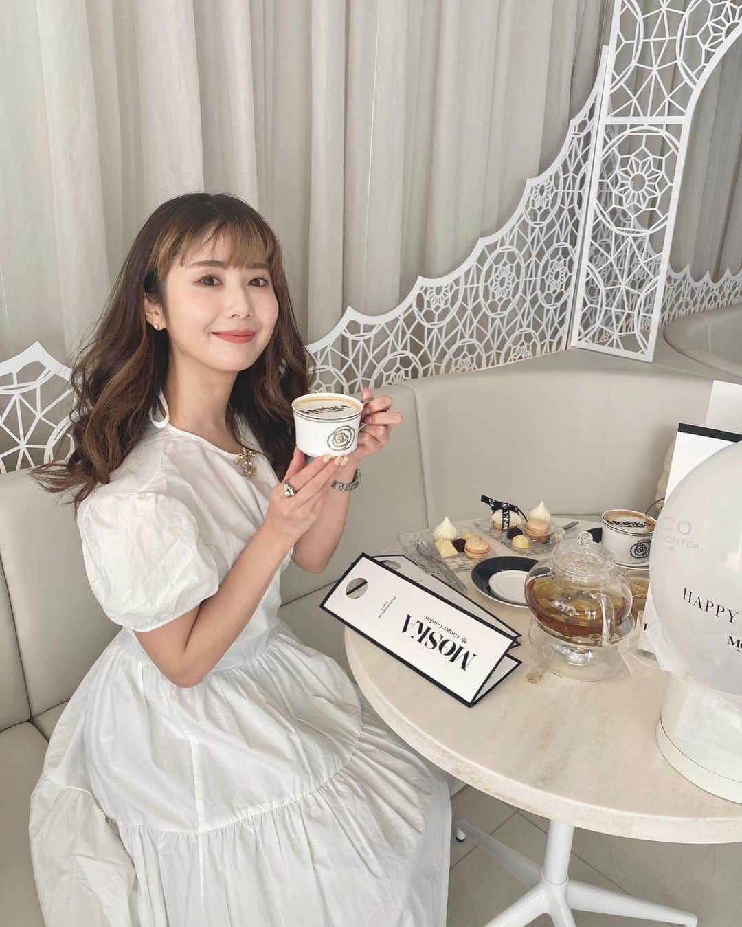 のインスタグラム：「💎🤍🦢🤍💎  HappyBirthday、HappyWedding、BabyShowerのバルーンを持ち帰れるセレブレーションプランもあるんだって🤍  dress#peche #afternoontea#cafe#tokyo#moskabygingergarden#アフタヌーンティー#バースデーバルーン#表参道カフェ#青山カフェ」